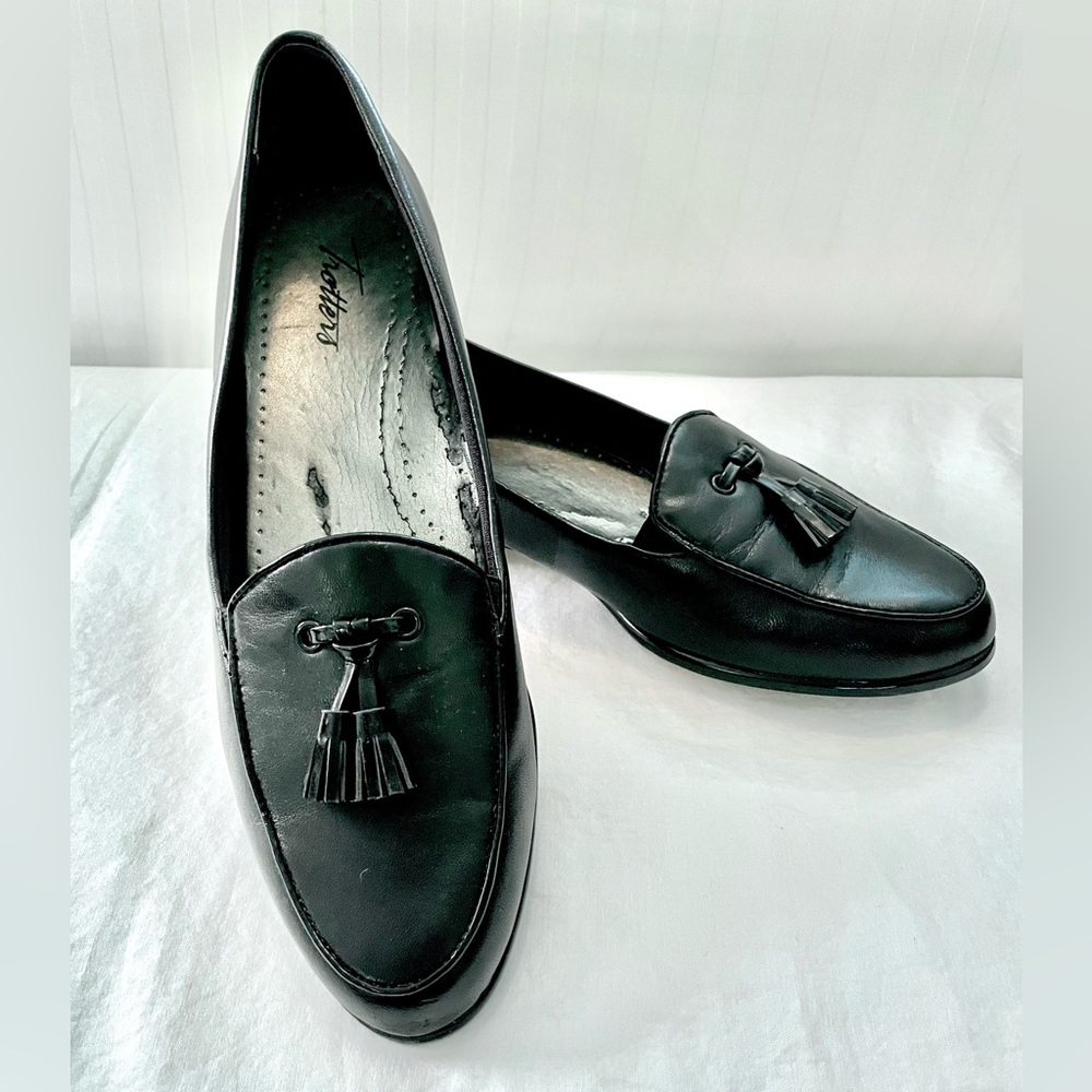 LIKE NEW! Trotters Leather Loafers!